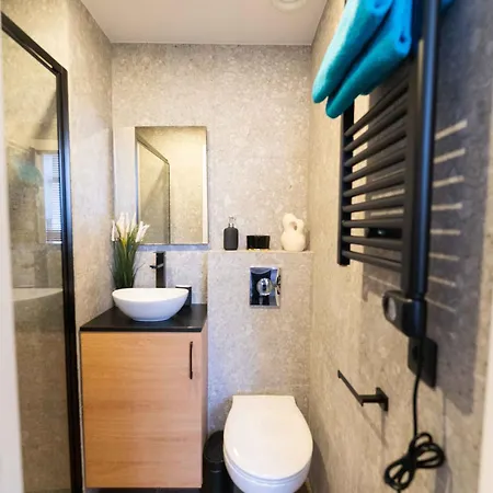 Butas Cozy And Light Near Center *