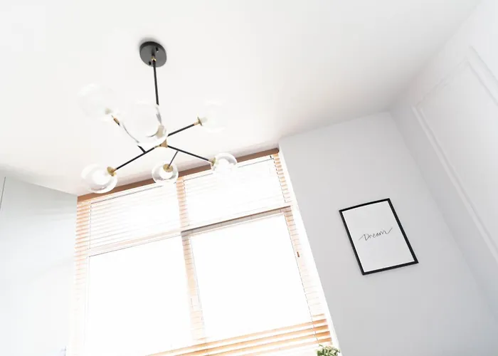 דירה Cozy And Light Near Center